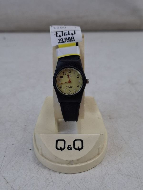 Reloj Pulsera Q&Q Cuadrante Crema y Correa Negra
