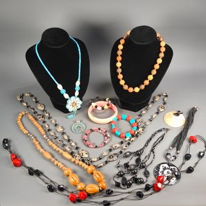 Lote anterior: Lote de 13 Piezas de Bijouterie: Pulseras, Dijes y Collares Variados