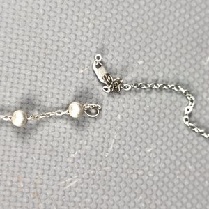 Lote de 4 piezas de joyería: Rosario plateado con detalles a reparar, cadena de plata, pulsera dorada y anillo dorado. - imagen 5