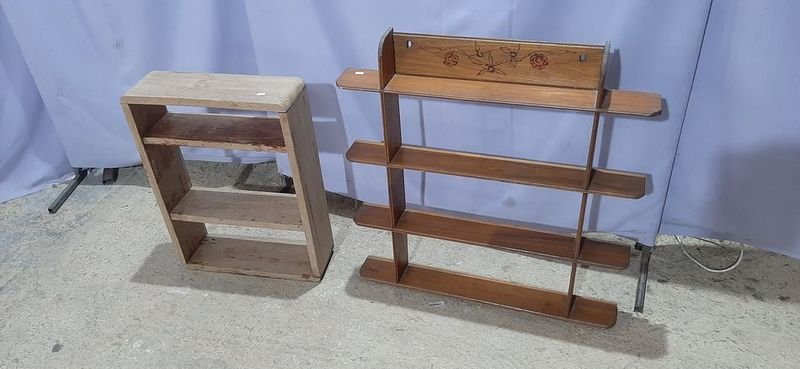 Lote siguiente: Repisas de madera y accesorios para el hogar