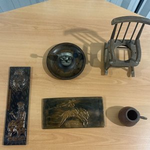 Lote anterior: Lote de Artesanía Criolla Uruguaya: Placas de Gauchos y Silla Decorativa