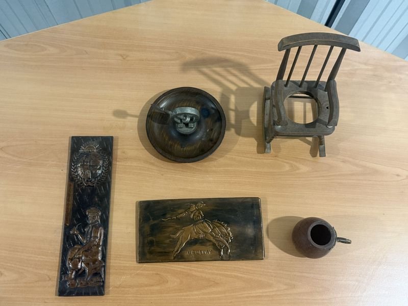 Lote de Artesanía Criolla Uruguaya: Placas de Gauchos y Silla Decorativa