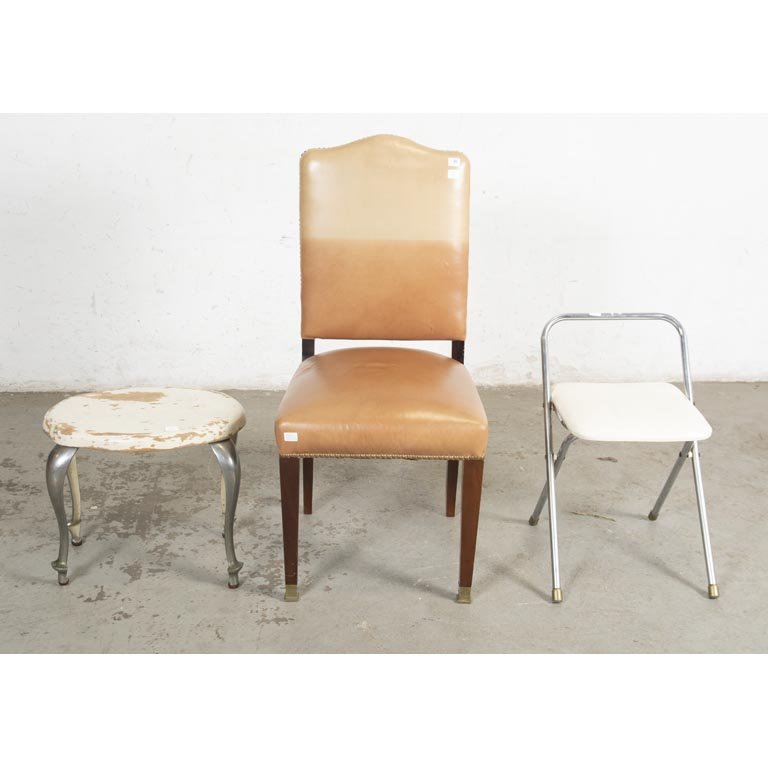 Lote de 3 Muebles: Banqueta Plegable, Banqueta de Baño y Silla Tapizada