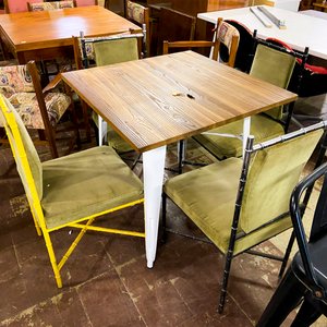 Lote siguiente: Mesa de Comedor Cuadrada con 4 Sillas Estilo Industrial
