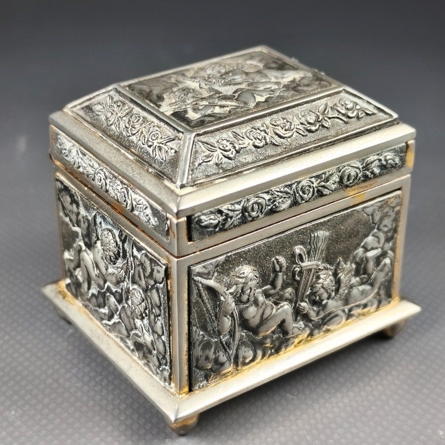 Alhajero Español Midas Gold con Cupidos en Relieve y Interior Dorado