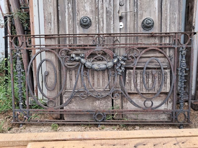 Lote anterior: Balcon de hierro forjado antiguo en varillas cuadradas