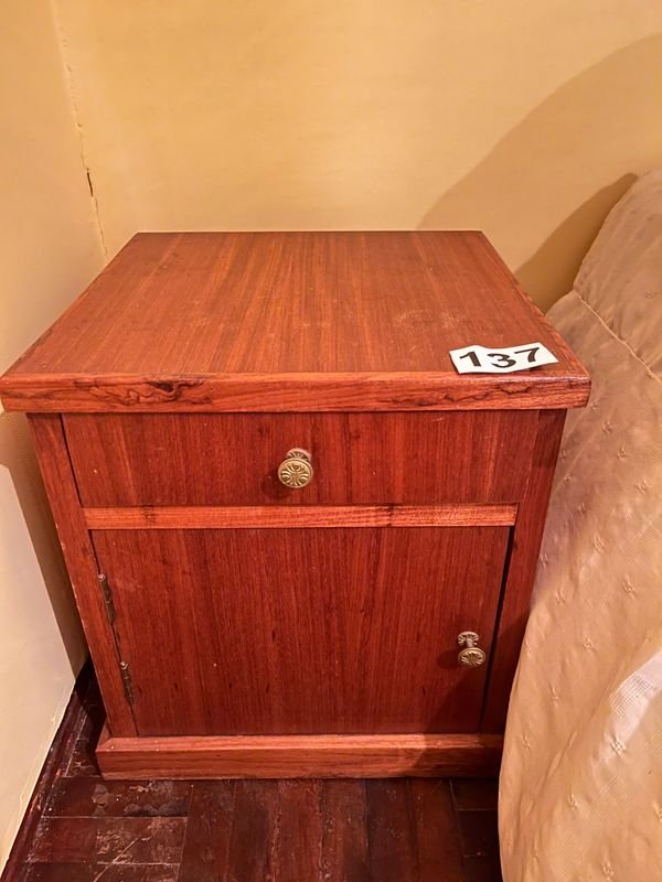Mesa de luz Cerejeira de madera