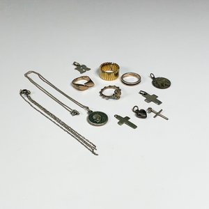 Lote siguiente: Lote de 11 Piezas: Medallitas Religiosas, Cruces, Dijes y Anillos Plateados y Dorados