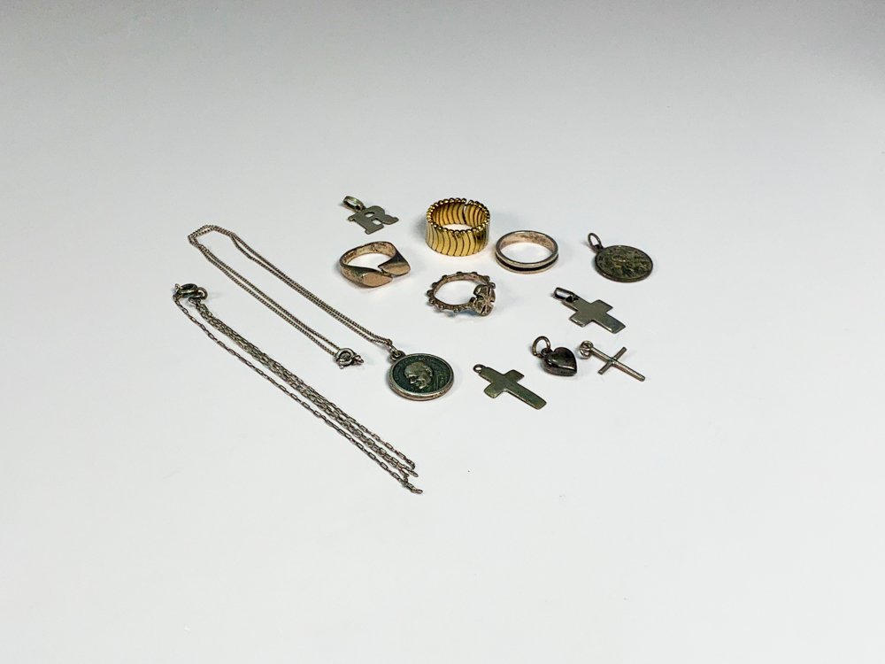 Lote de 11 Piezas: Medallitas Religiosas, Cruces, Dijes y Anillos Plateados y Dorados
