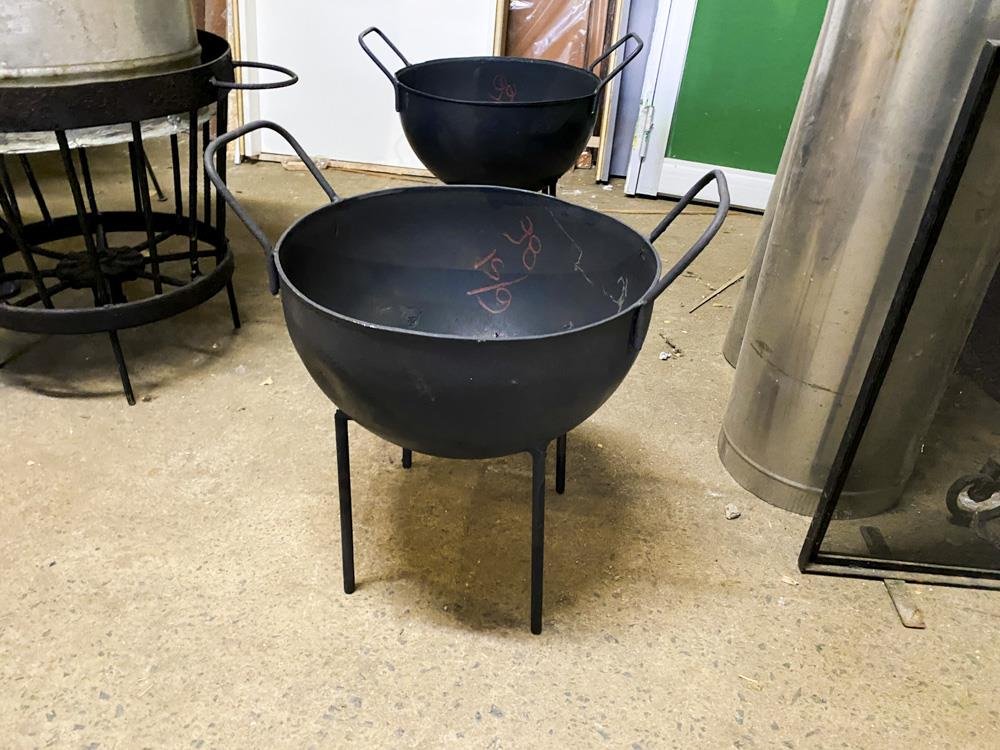 Fogón Negro Metálico con Patas - Alto 39 cm, Diámetro 36 cm