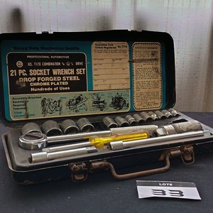 Lote siguiente: Juego de Llaves de Tubo Antiguo con Criquet y Valija de Metal