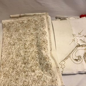 Lote de Manteles Bordados y Estampados - imagen 3