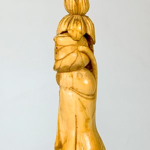 Talla de Marfil: Diosa Oriental de la Compasión Kuan Yin con Base de Madera - imagen 4