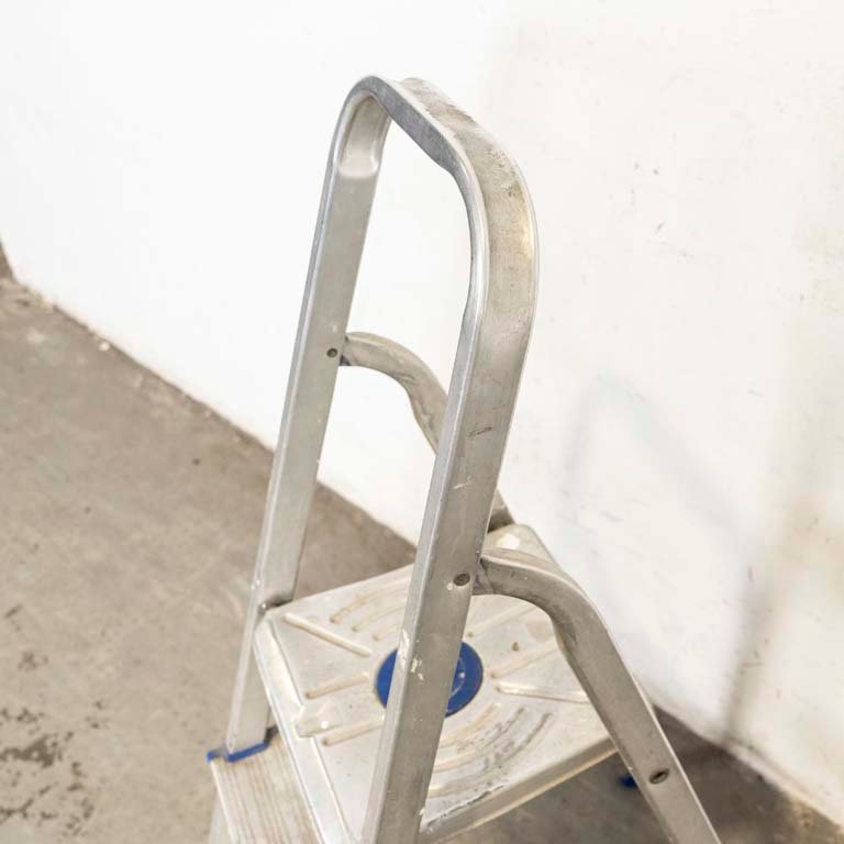 Escalera plegable de aluminio con tres escalones - imagen 3