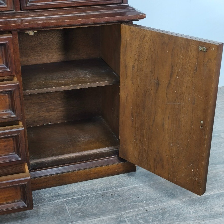 Muebles de Madera con Puertas de Vidrio y Estructura de Madera - imagen 15