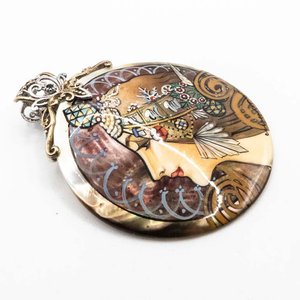 Dije Art Nouveau Nácar Pintado a Mano con Pasador de Plata Baño de Oro - imagen 2