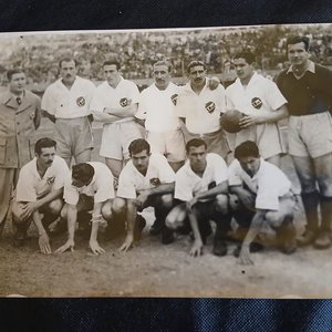Lote siguiente: Fotografía Original Época Plantel Club Nacional de Football (Aprox. 1940s)