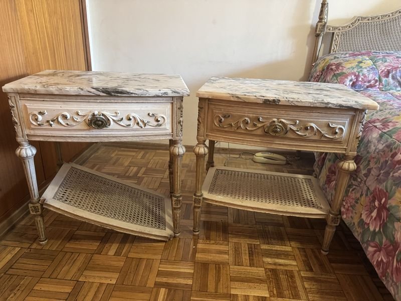 Lote siguiente: Mesas de luz Luis XVI con tapa de mármol y estantes