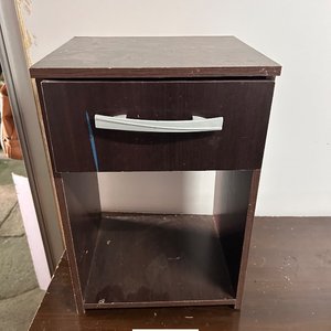 Lote anterior: Mesa de Luz Moderna con Cajón y Espacio Abierto