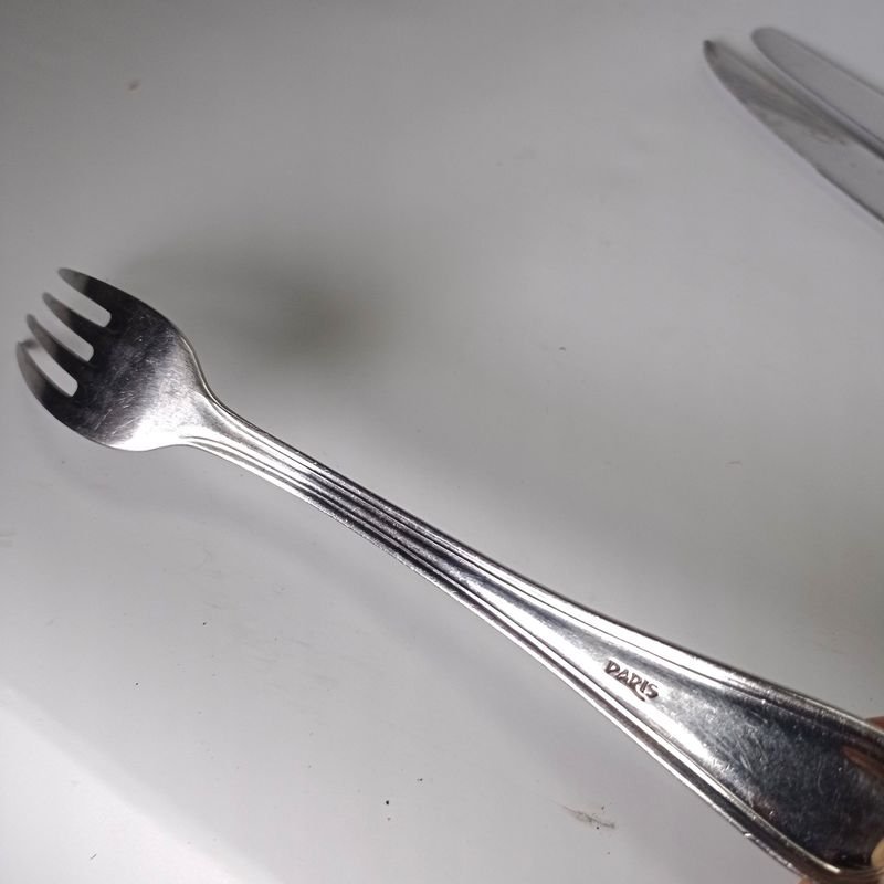 Cuarenta y seis cubiertos marca París: Dieciocho tenedores + Veinticinco cuchillos - imagen 3