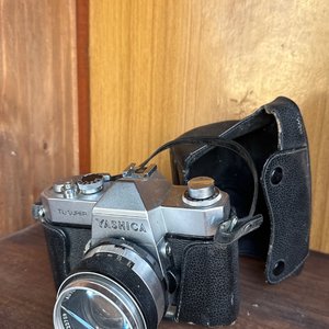 Lote siguiente: Cámara Yashica TL-Super con Estuche