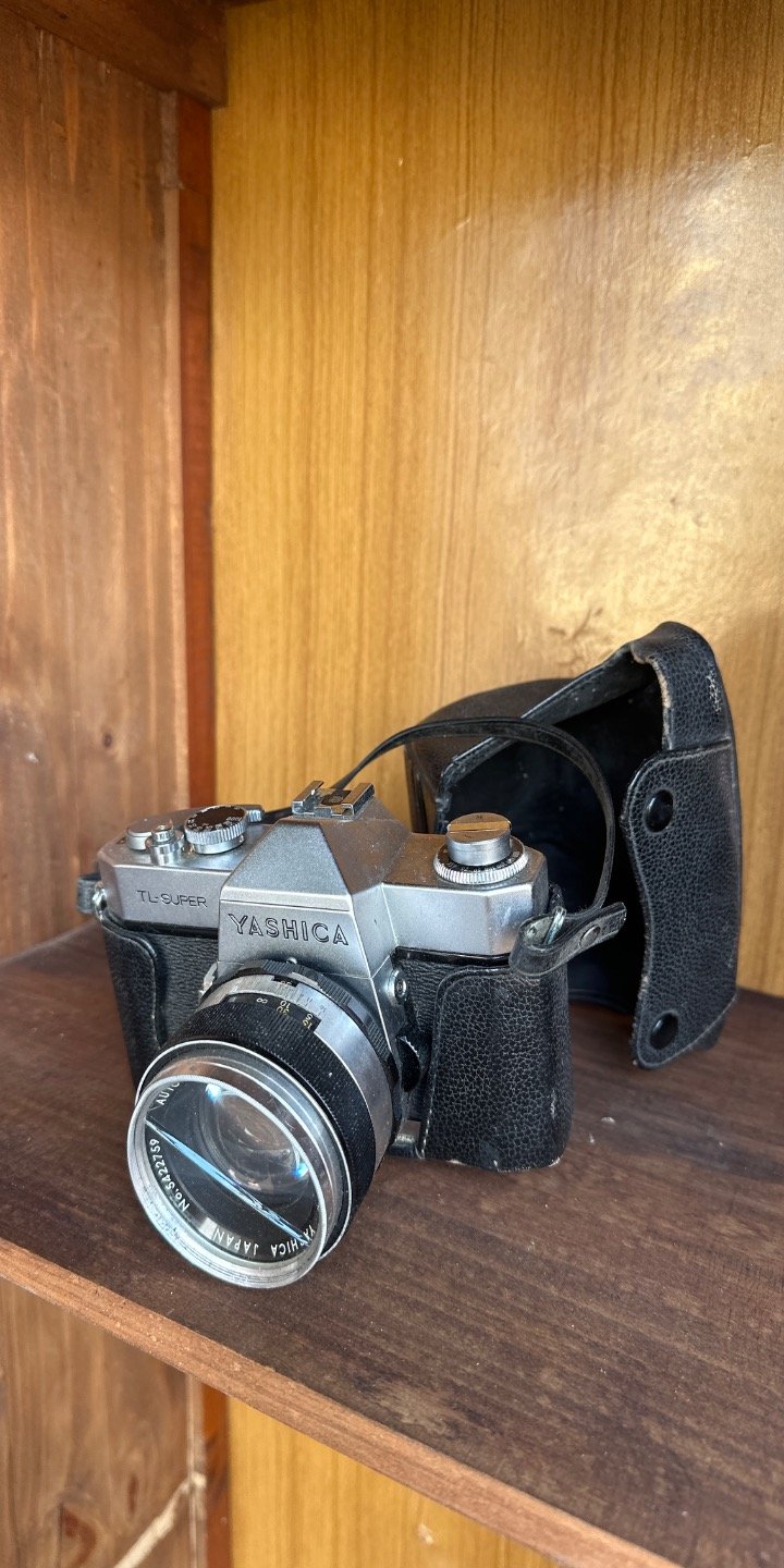 Cámara Yashica TL-Super con Estuche