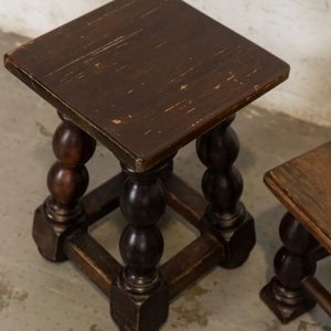 Par de Banquitos de Madera con Patas Torneadas - imagen 2