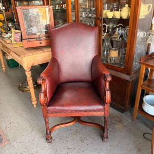 Sillón Antiguo de Respaldo Alto con Tapizado Bordó y Tachas - imagen 2