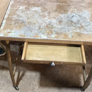 Escritorio Extensible de Hierro con Silla Metálica Dorada - imagen 2