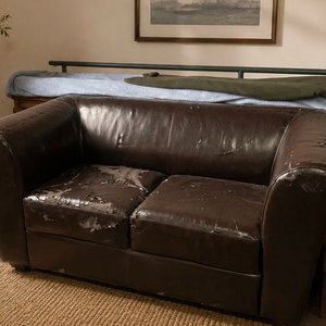 Lote siguiente: Sillón de Simil Cuero Marrón para Restaurar