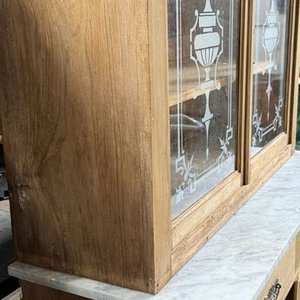 Aparador Antiguo de Pino Blanco con Tapa de Mármol y Vidrios Grabados - imagen 8