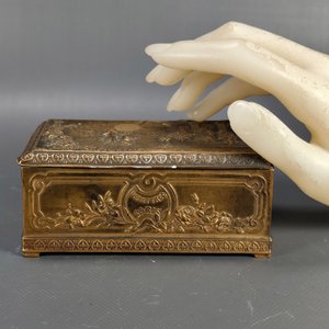Caja de Perfume Francés "Esora" en Metal Dorado con Interior de Terciopelo - imagen 3