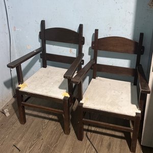 Lote siguiente: Par de Butacas de Madera con Asiento Blanco