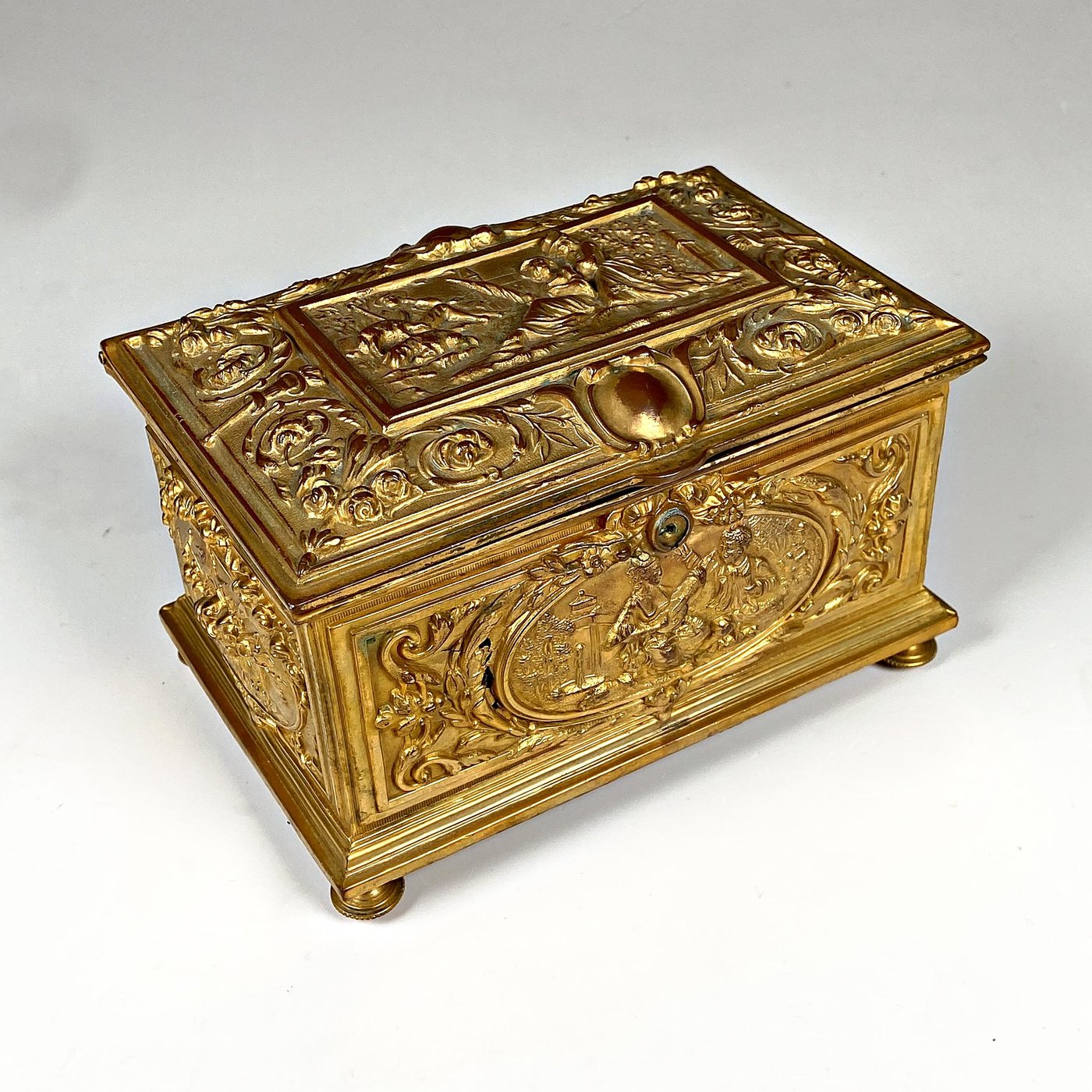 Cofre Alhajero Antiguo de Bronce Repujado con Escena de Damas
