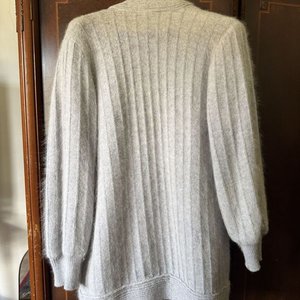 Cardigan Largo Gris Suave Talle XL con Cuello Solapa y Bolsillos - imagen 4