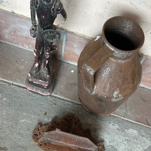 Lote siguiente: Adornos Antiguos: Figura de Hombre y Recipiente Metálico Oxidado