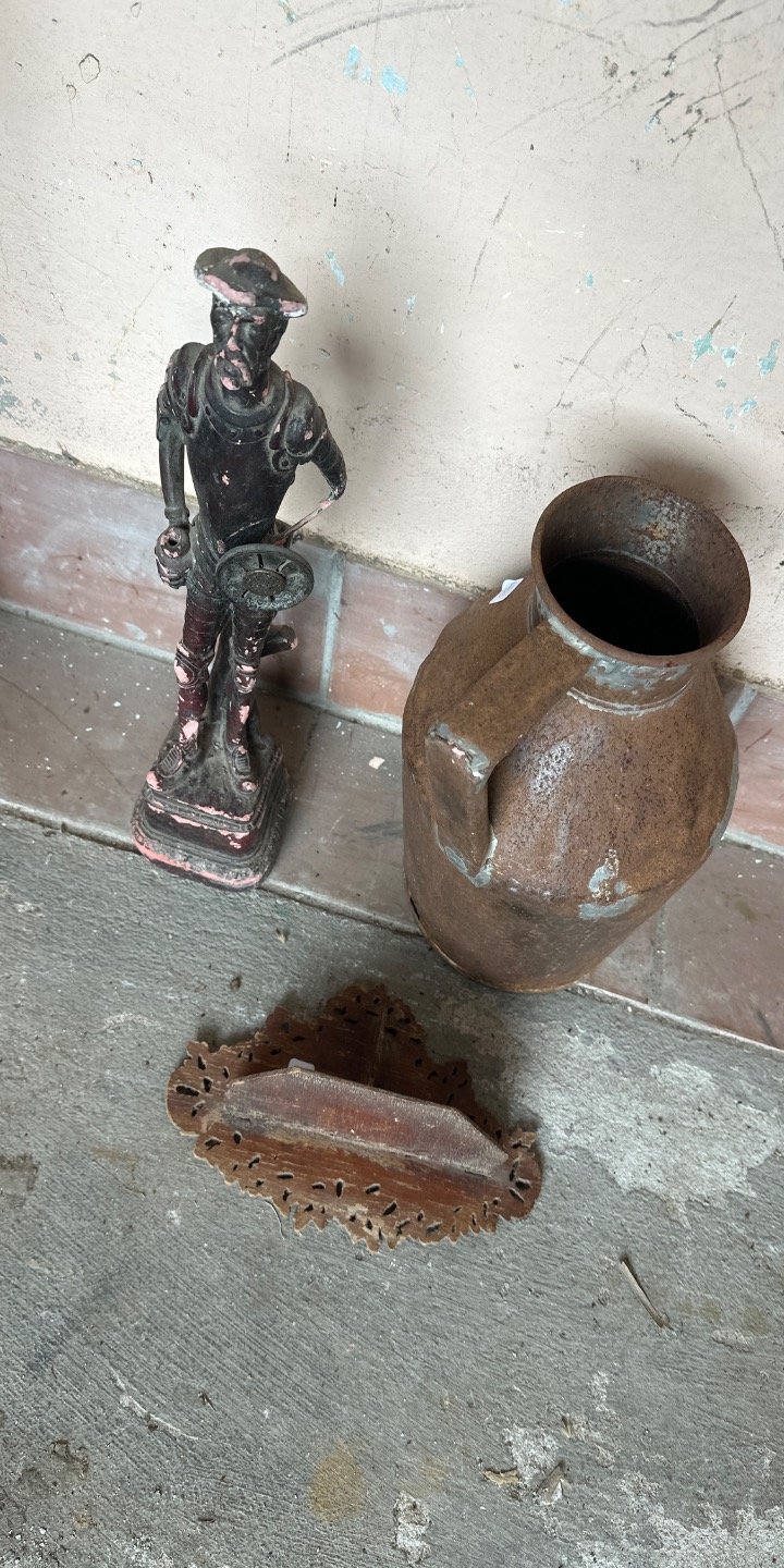 Adornos Antiguos: Figura de Hombre y Recipiente Metálico Oxidado