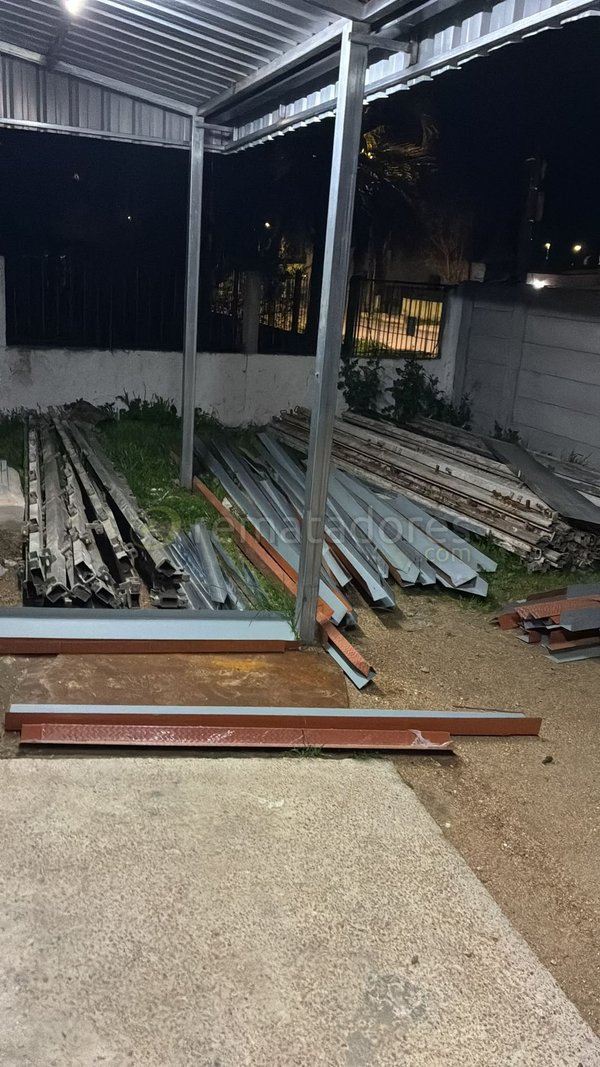Lote de Perfiles Metálicos para Construcción