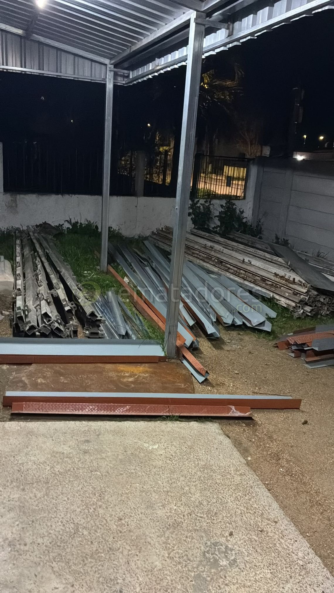 Lote de Perfiles Metálicos para Construcción