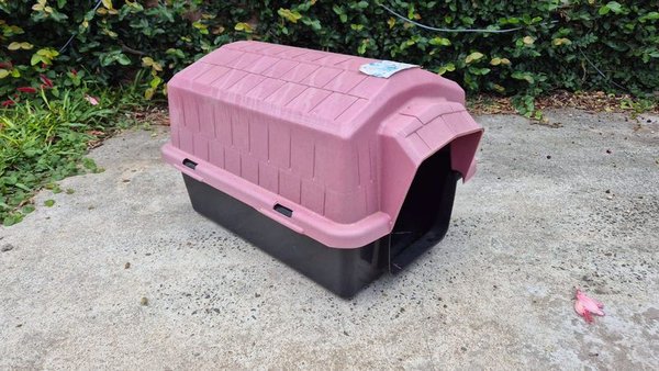 Casa de Perro de Plástico con Diseño de Granero - imagen 3