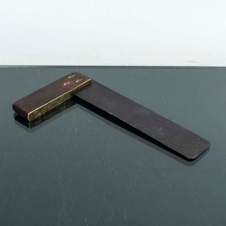 Lote siguiente: Escuadra antigua de madera y bronce para dibujo