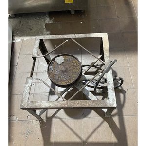 Quemador de Hierro Industrial con Detalles de Óxido - imagen 1