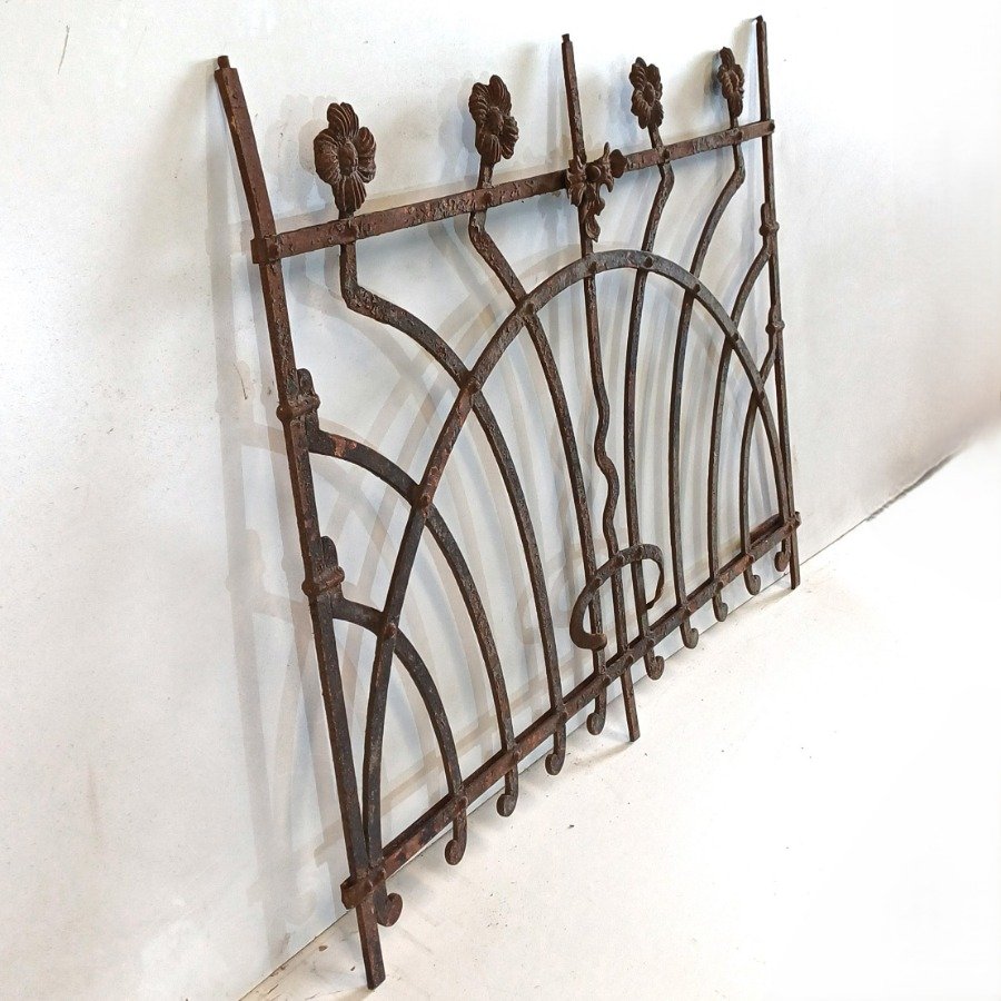 Puerta antigua de hierro con diseño curvo - imagen 4