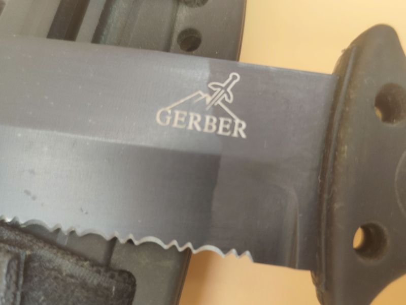 Cuchillo táctico Gerber con funda rígida y sistema de fijación - imagen 3