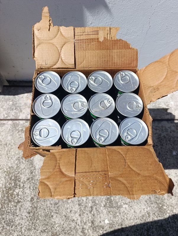 Lote de aceite automotriz en cajas y latas