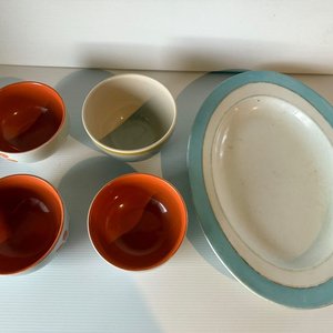 Lote siguiente: Set de 4 Bowls y Fuente Ovalada de Loza
