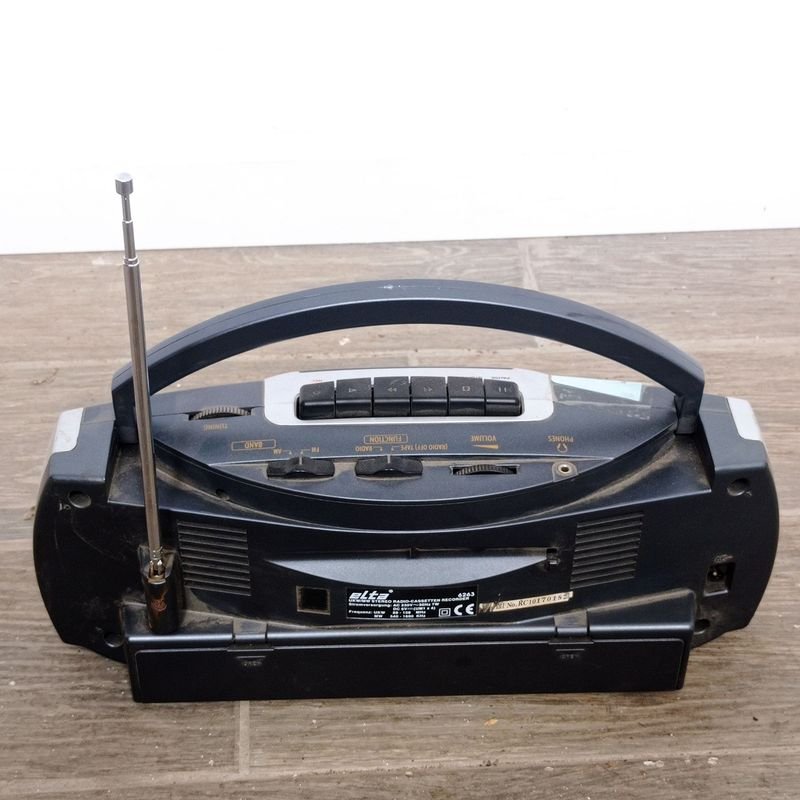 Radio AM y FM con pasa cassette marca "Elta" - imagen 4