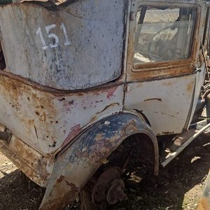 Ford A Cuatro Puertas Antiguo para Restaurar - imagen 3