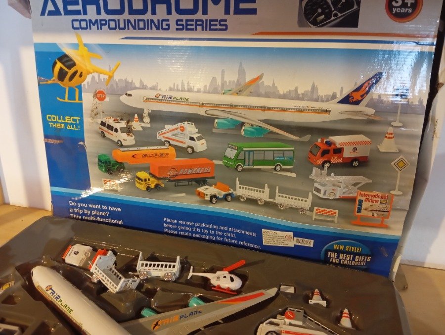 Juego de Aeropuerto con Avión Roto y Juguetes Sin Uso - imagen 3