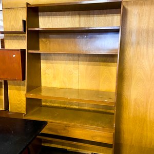 Lote siguiente: Estantería Modular de Madera Estilo Mid-Century
